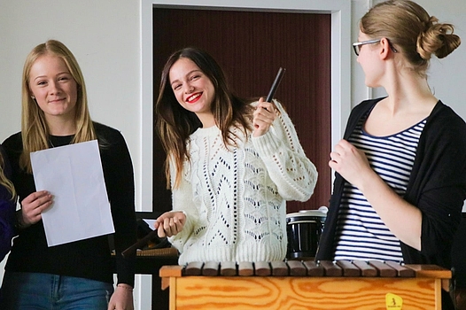 Female students make music together © die pädagogische hochschule oberösterreich