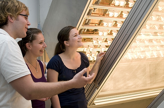 3 students marvel at the artificial sun at the FH Oberösterreich ©Andrea Groisböck