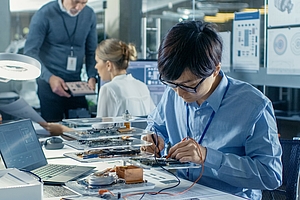 Student solders on electronics ©iStock/gorodenkoff