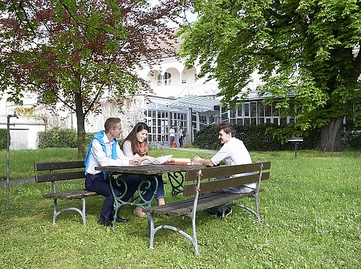 garden with benches and students © Katholische Privatuniversität Linz 
