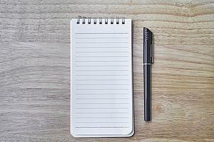  pad with ballpoint pen ©pixabay/Engin_Akyurt