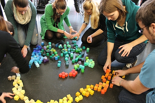 Students sort colorful building blocks ©Private Pädagogische Hochschule der Diözese Linz