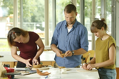  Students make pottery together ©FH Gesundheitsberufe Oberösterreich
