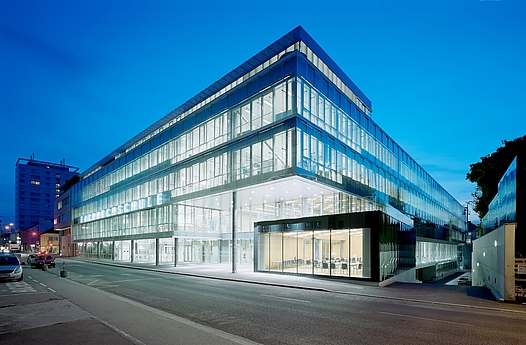 The illuminated FH Wels building at night © FH OÖ