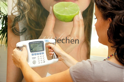 Woman looks at a body fat monitor ©FH Gesundheitsberufe Oberösterreich
