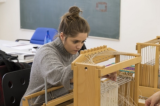  young woman working on a loom © Marc Sengstbratl